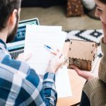 Incumplimientos más habituales de los propietarios de viviendas alquiladas. 4 Pareja solicitando la cédula de habitabilidad para la vivienda
