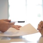 La firma de un contrato de arras