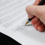 Ayudas de la Xunta para rehabilitar una casa en 2026 6 Firma de contrato de compraventa de una vivienda