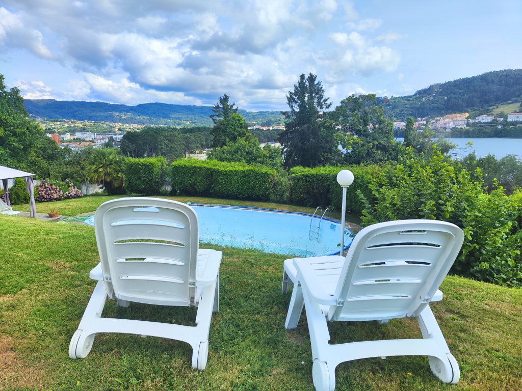 Vistas a la piscina y a la ría de Ares este espectacular Chalet en Cabanas.