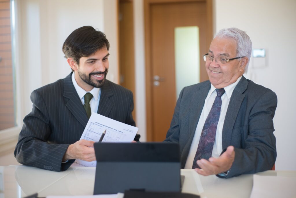 gente haciendo negocios inmobiliarios