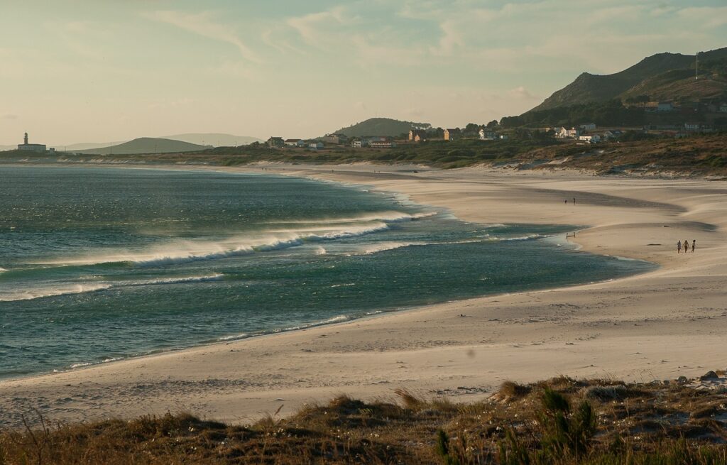 Preciosa vista de playa con casas en Galicia