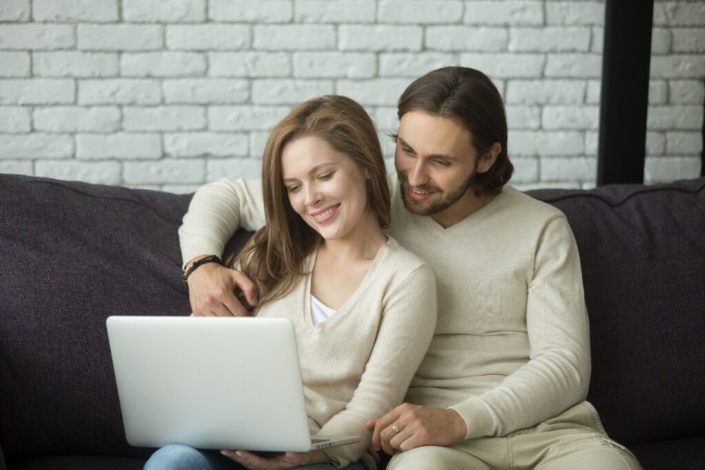Pareja buscando casa en portales inmobiliarios gratuitos