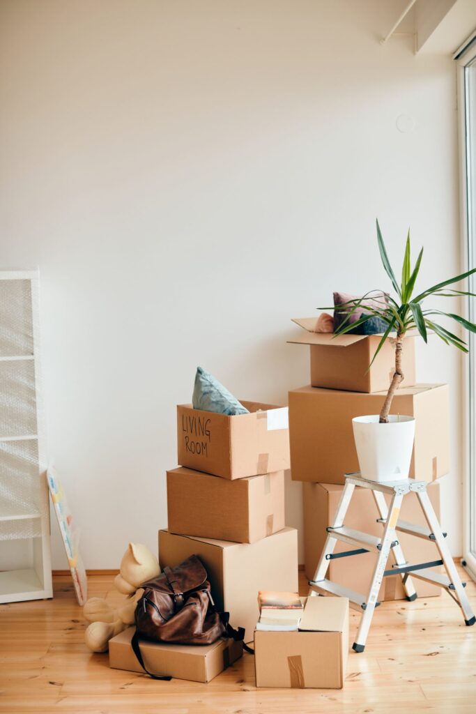 Gastos de compra de vivienda: ¿Cuánto deberías ahorrar antes de comprar? 2 Mudanza a la casa nueva tras pagar los gastos de compra de una vivienda