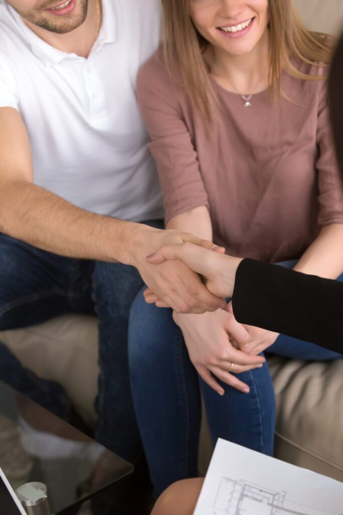 Contrato de arras: todo lo que necesitas saber 2 Pareja cerrando un contrato de arras con la inmobiliaria