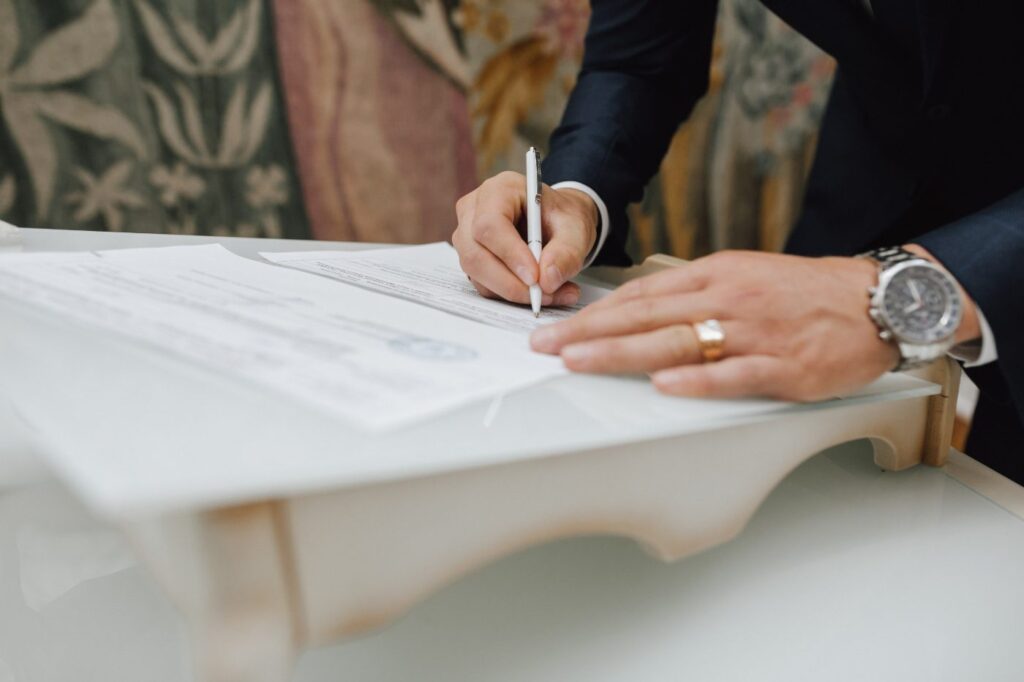 Firma del contrato de compraventa de un inmueble