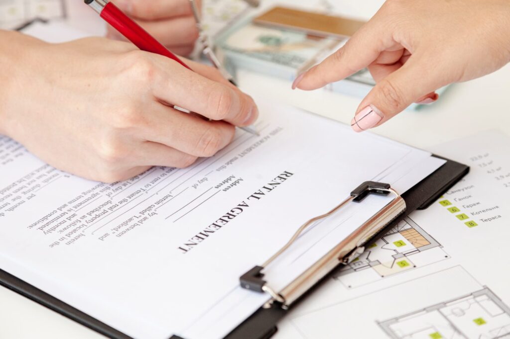 Firma de la venta de una casa heredada tras pagar menos impuestos