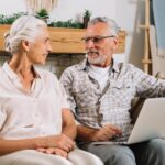 ¿Es obligatorio tener certificado energético para vender una vivienda? 6 Pareja de mayores en su casa, usufructuarios en una venta de nuda propiedad
