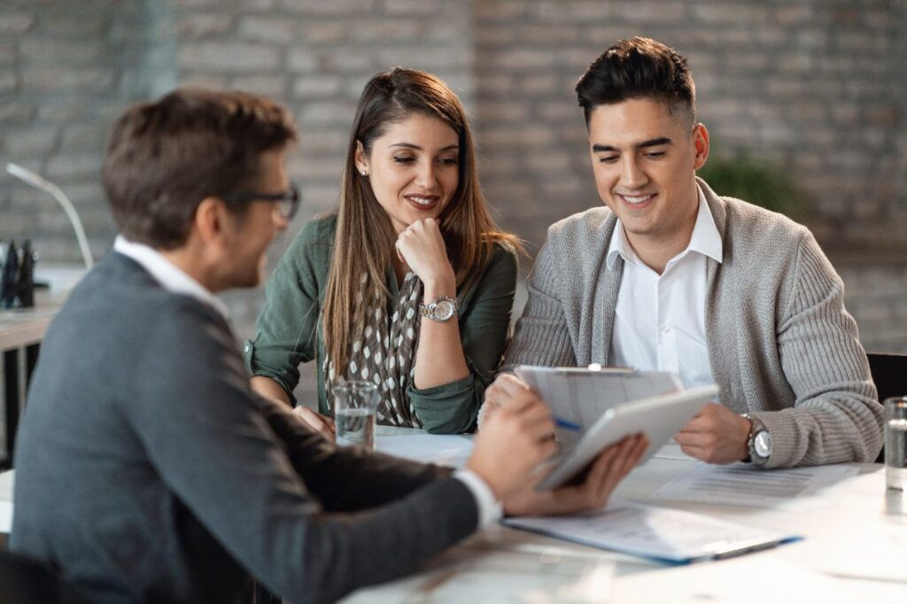 Pareja en el banco pidiendo el aval hipoteca jóvenes Galicia