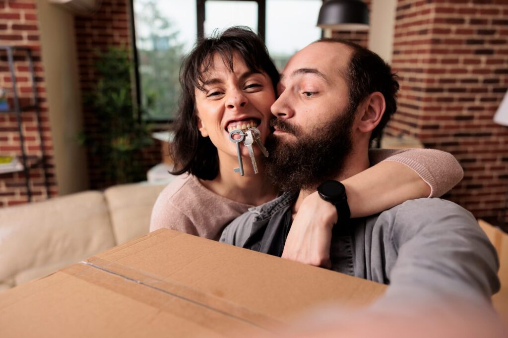 Pareja con su primera casa gracias al aval hipoteca jóvenes Galicia