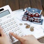 Gastos de compra de vivienda: ¿Cuánto deberías ahorrar antes de comprar? 5 Cálculo de la plusvalía municipal en Ferrol y Narón con calculadora y maqueta de casa