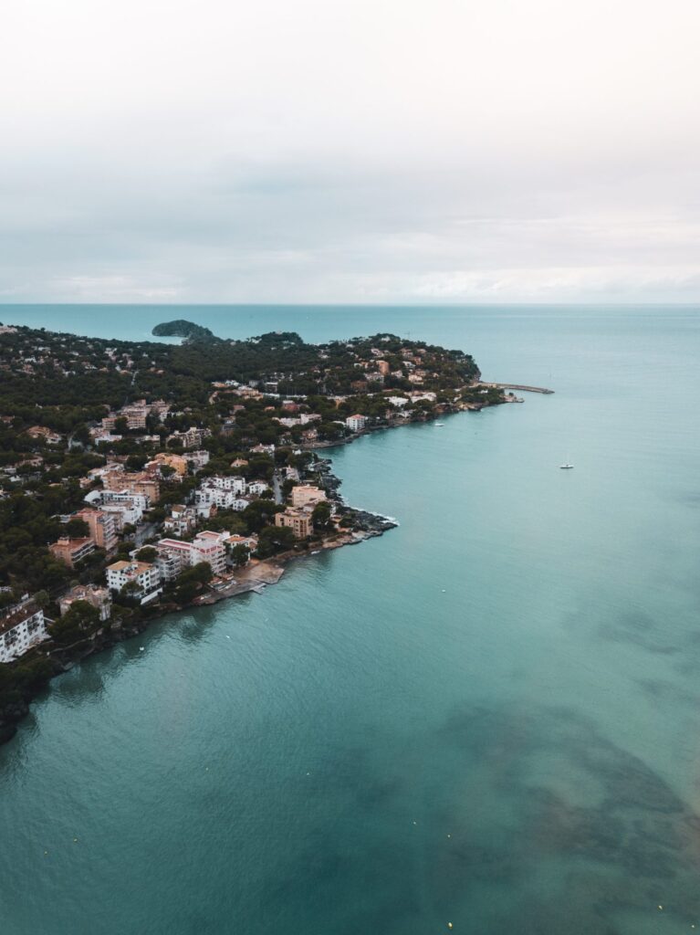 Pueblo junto al mar: vivienda en la costa de Ferrolterra